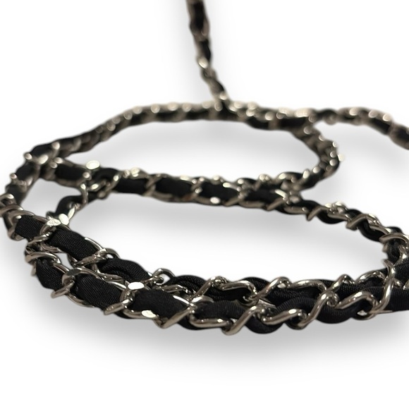 Vera Bradley Crossbody Camera Bag Quilted Silver Tone Black - Picture 3 of 7